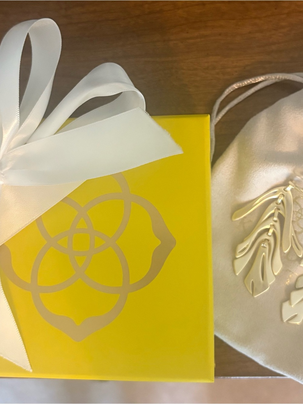 Kendra Scott Brushed gold leaf earrings. Luca- Includes gift box! NIB - Picture 11 of 11